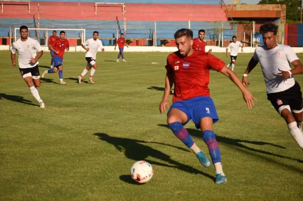 “SANTOS” Y “GAUCHOS”, A MANO. Tanto los titulares como los suplentes de San Martín y Güemes empataron en cero. En la foto, Lucas Diarte va a la marca de un rival.  twitter @ClubAGuemes