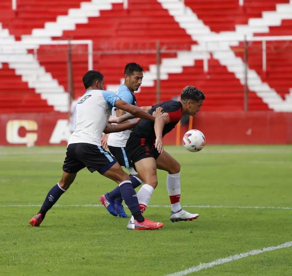 INTENSO. Garay presiona con ayuda de Acosta. Fue en el primer amistoso de la pretemporada, ante Huracán. Ante Racing, el ex Patronato jugó para el equipo suplente. twitter / @CAHuracan