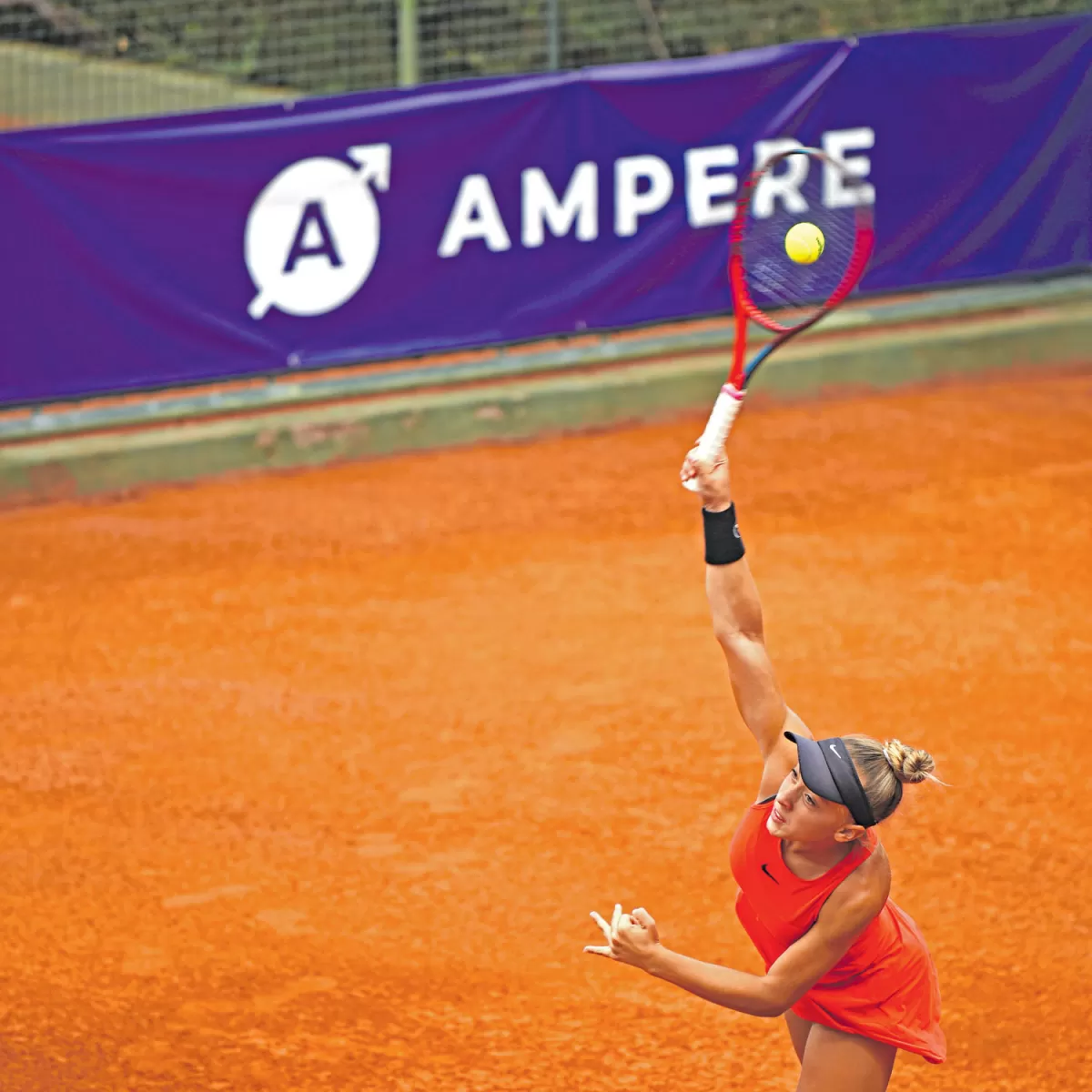 SAQUE POTENTE. La santafesina Lourdes Ayala, que no pudo ante la chilena Fernanda Labrana, pone en juego su servicio.