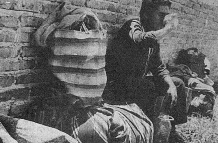 ABANDONO. Los trabajadores del vecino país eran alojados en patios de oficinas hasta que se definía qué se haría con ellos.