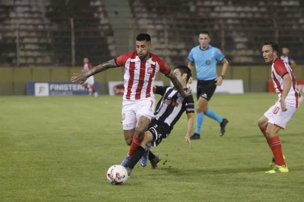 INDICIOS DE UN CAMBIO. Contra Gimnasia y Tiro y Chaco For Ever, San Martín utilizó la misma camiseta de la temporada anterior, pero ocultó todos los sponsors. prensa casm