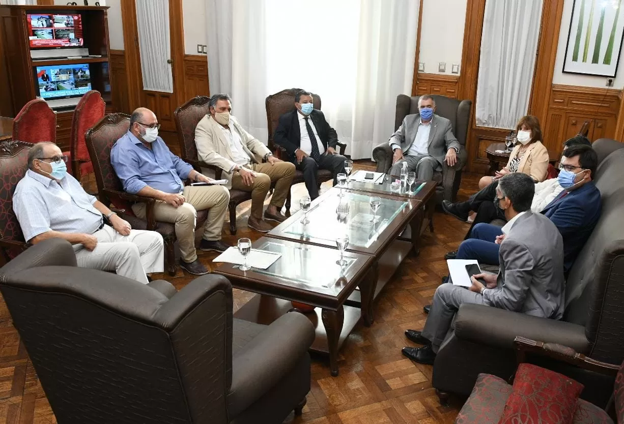 EN CASA DE GOBIERNO. Jaldo encabezó al reunión con funcionarios en su despacho. Foto: Prensa Gobernación