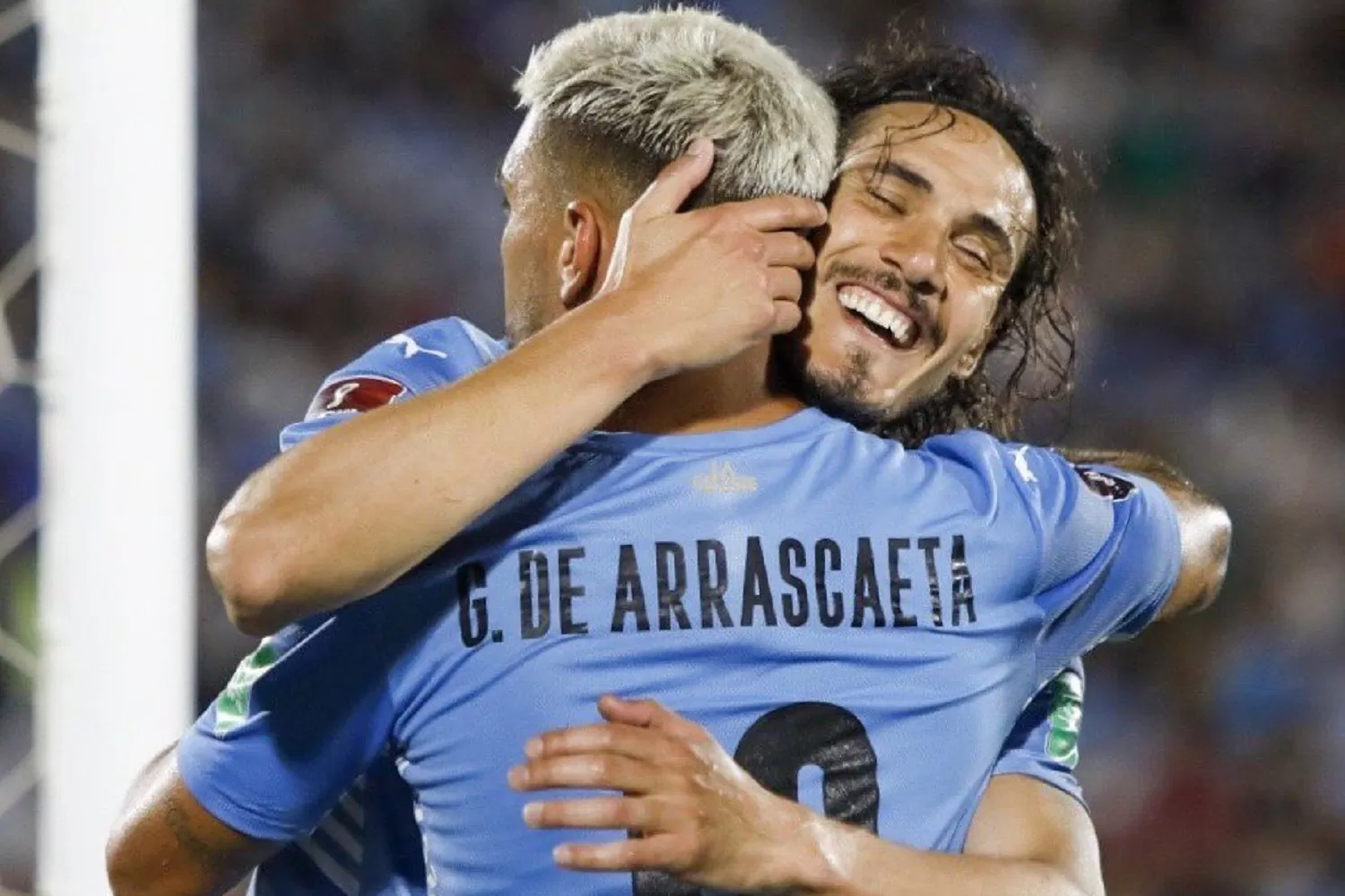 ABRAZO DE GOL. Cavani celebra con De Arrascaeta en el estadio Centenario. FOTO TOMADA DE TWITTER.COM/URUGUAY