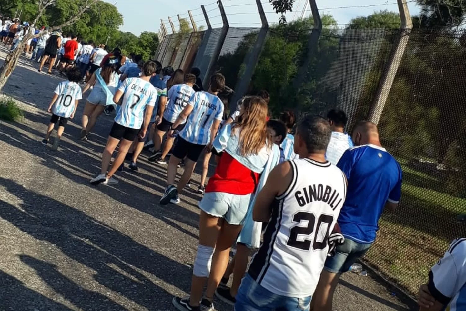 PACIENCIA. Los fanáticos de La Albiceleste tuvieron que esperar para ingresar al estadio. 