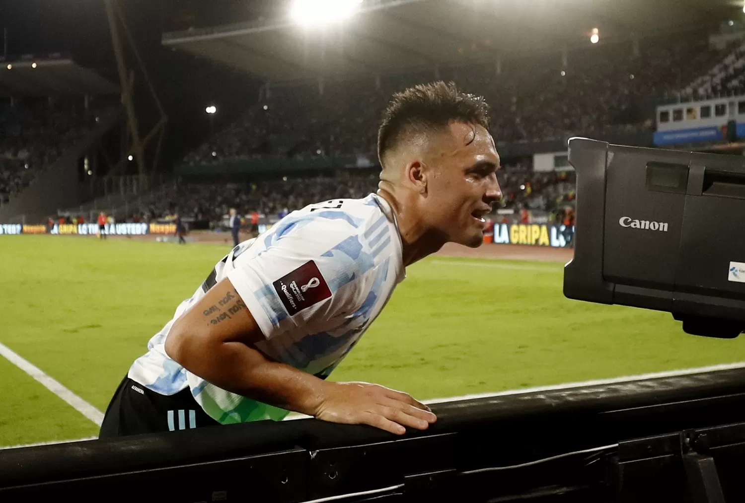 ANTE LA CÁMARA. Lautaro festeja el 1 a 0 de Argentina ante Colombia. REUTERS