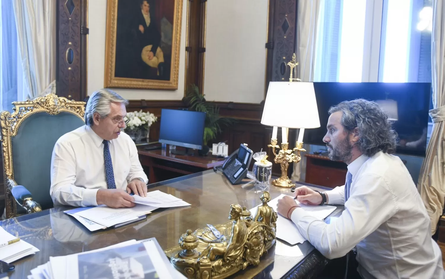 EN CASA ROSADA. Alberto Fernández, junto al canciller Santiago Cafiero, quien integrará la comitiva oficial junto al jefe de Estado. Foto: Presidencia de la Nación