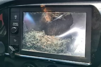 La detención de un joven que huyó en un carro a caballo terminó con un móvil policial destrozado