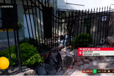 Chocó contra el frente de una casa y se dio a la fuga