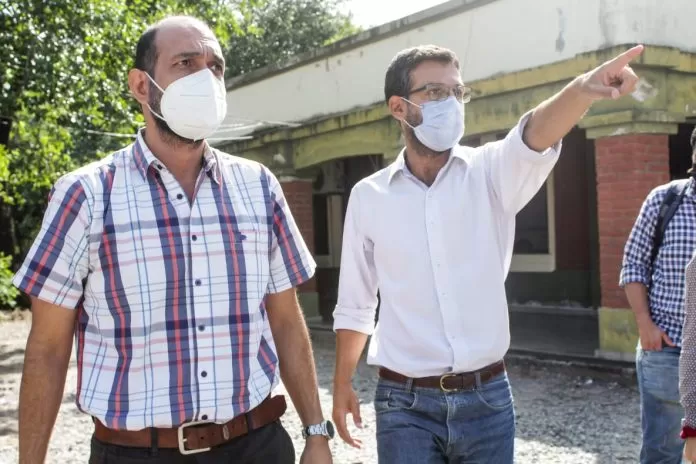 ADICCIONES. El secretario Matías Tolosa y el licenciado Luis Heredia intercambian ideas en el centro Las Moritas (Foto: Prensa Ministerio de Desarrollo Social)