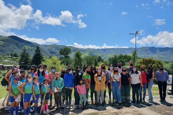 MUJER. Referentes de Desarrollo Social y del área Mujer de Tafí del Valle durante una jornada de trabajo el viernes último. 