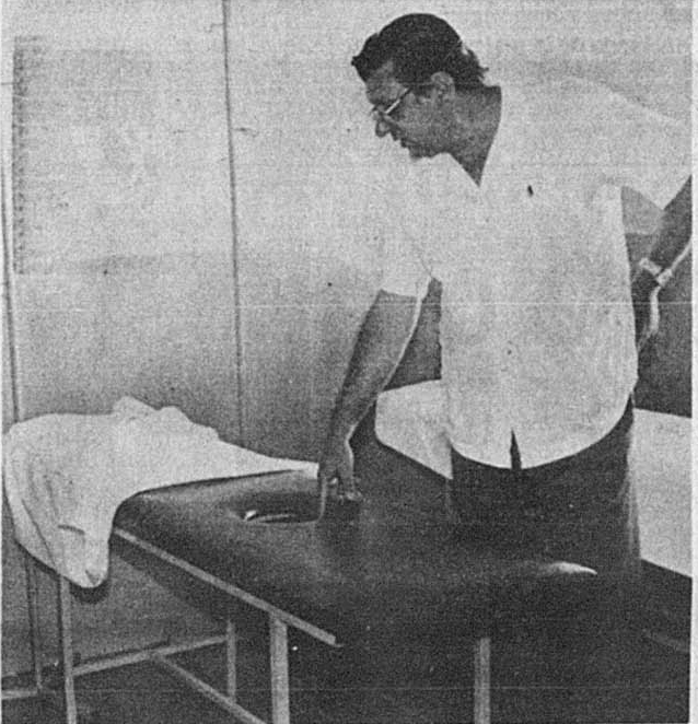 UN CLÁSICO DE LA ÉPOCA. Un médico muestra los detalles de una camilla para los coléricos.