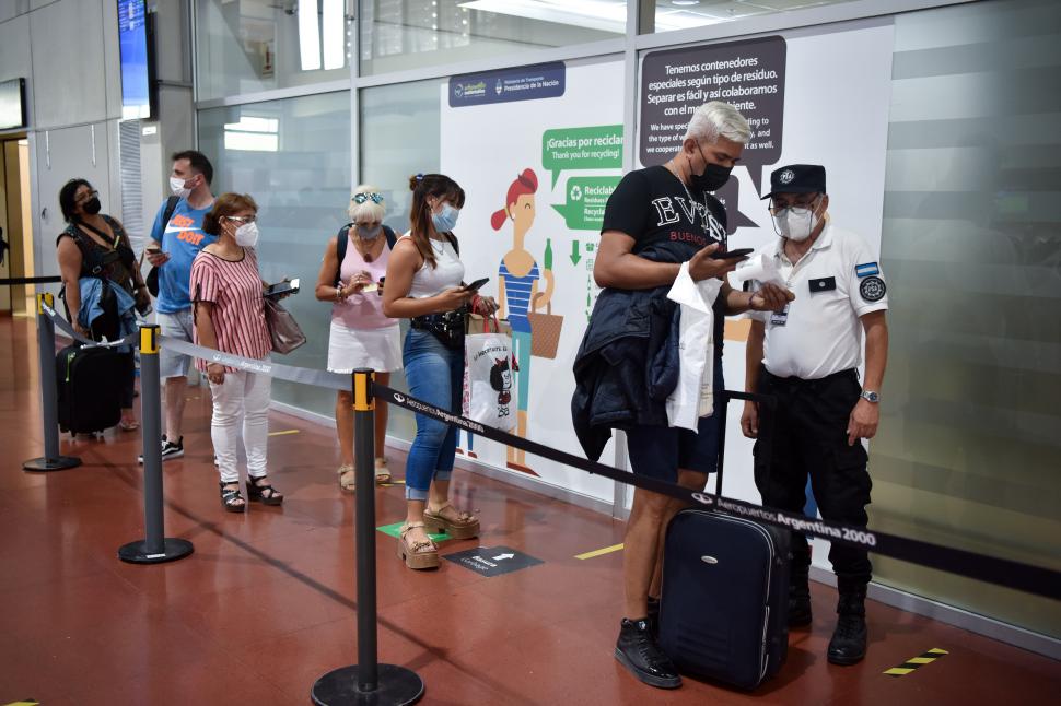 LA FILA DE LOS QUE SE VAN. Para muchos tucumanos comienza el descanso. Ayer partieron junto con turistas que se despidieron de la provincia.