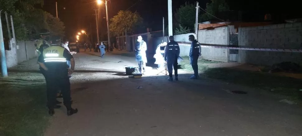 EN PLENO TRABAJO. Peritos del ECIF y de la división Homicidios trabajan en una calle del barrio Madre Teresa de Calcuta donde se registró un caso.  