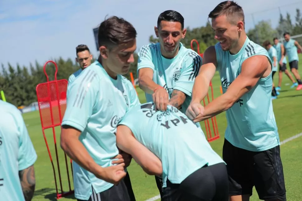 DISTENDIDOS. Dybala (podría jugar ante su público), Di María y Lo Celso bromean durante el entrenamiento. Para el primero, cada oportunidad de sumar minutos será clave para ganarse un lugar en Qatar. twitter @Argentina