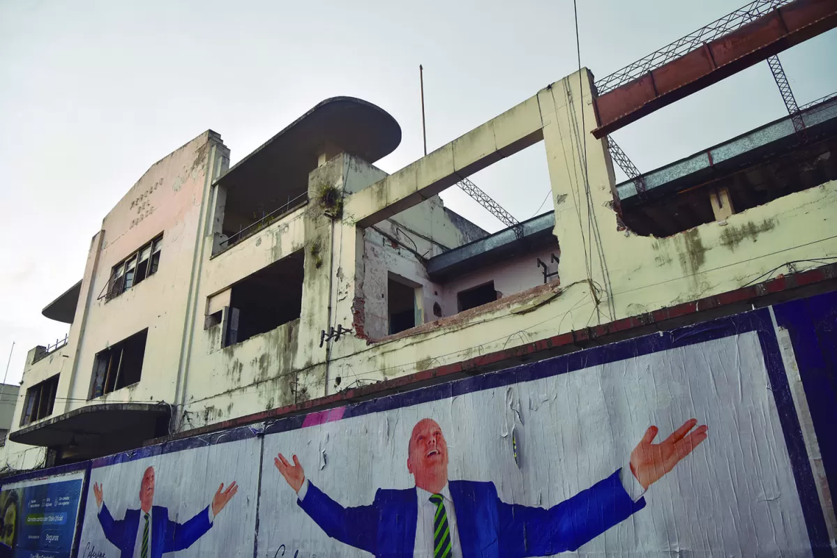 NI REMODELACIÓN, NI REPARACIÓN. Simplemente se está quitando peso a la estructura.