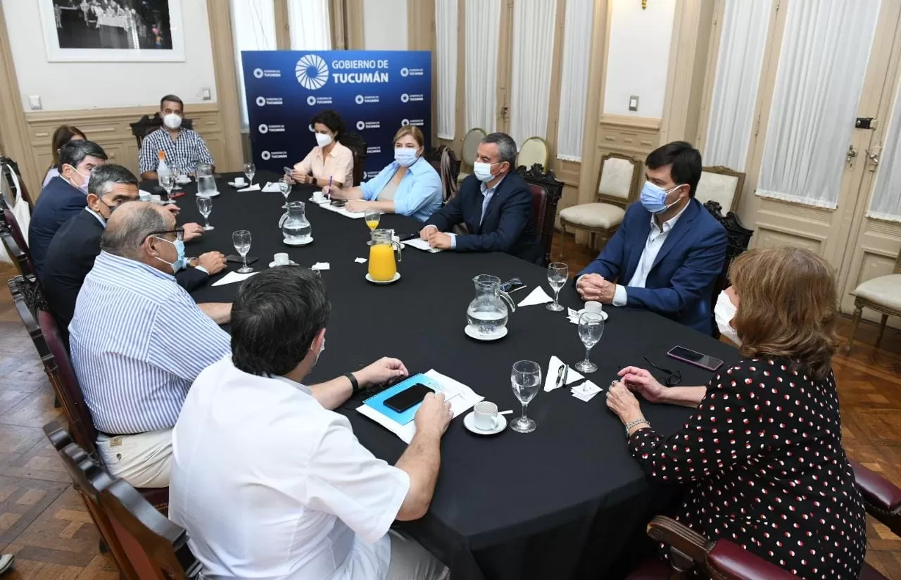 GABINETE. La secretaria de la Gobernación, Silvia Laura Pérez (a la cabecera), coordinó la reunión. Foto: Comunicación Pública