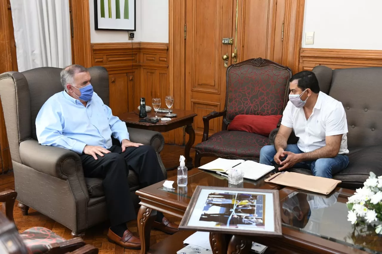 DIÁLOGO. Jaldo recibió al intendente simoqueño Herrera en su despacho de la Casa de Gobierno. Foto: Prensa Gobernación