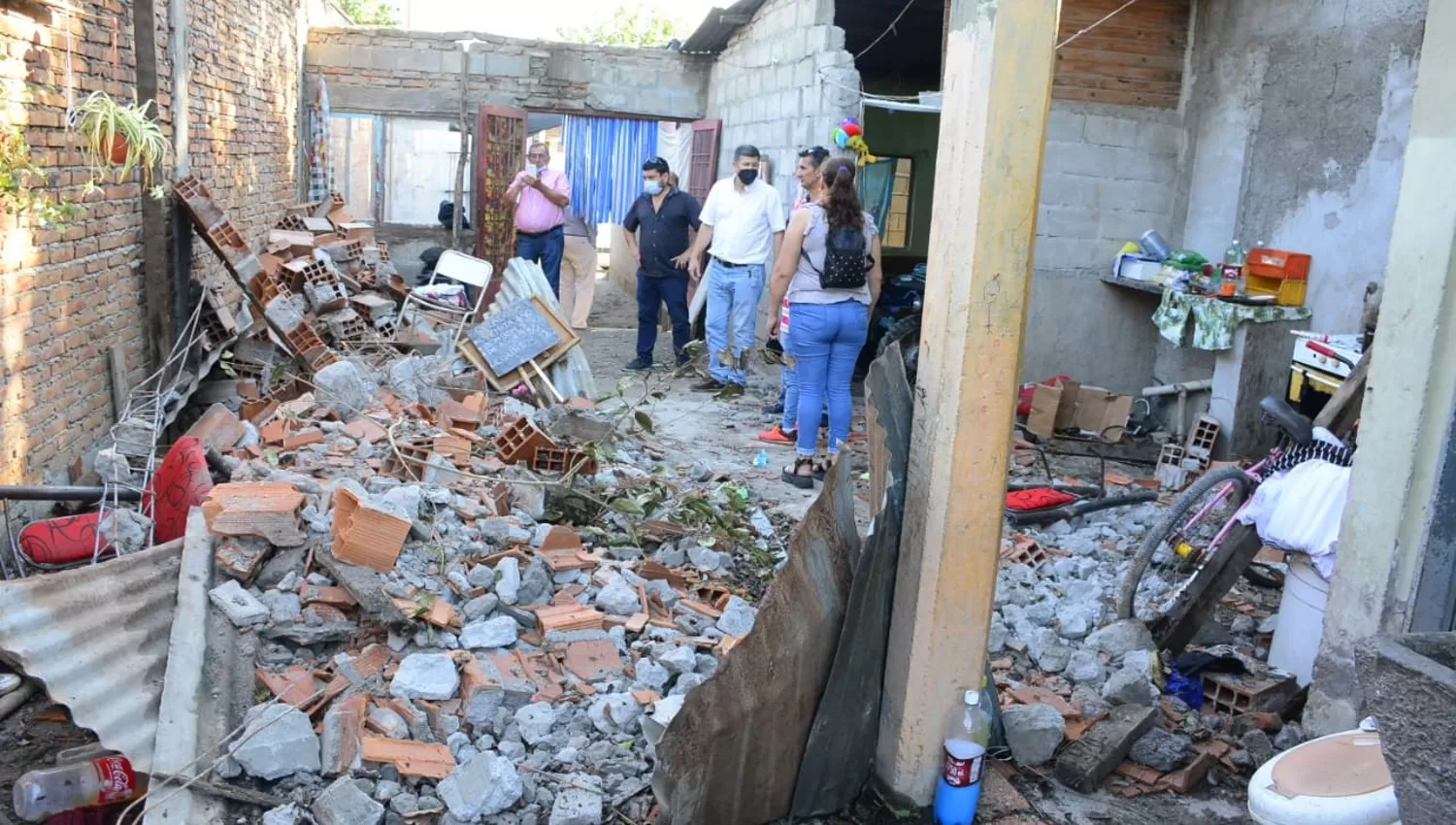 EN LOS TECHOS Y PAREDES. Las viviendas afectadas por el tornado en Concepción sufrieron daños estructurales.