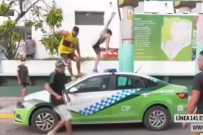 Droga adulterada: familiares de una víctima atacaron un patrullero en la puerta del hospital