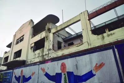 Quitan peso a las columnas del Mercado del Norte