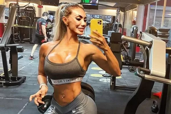 Papás enojados por cómo va vestida una mamá al colegio