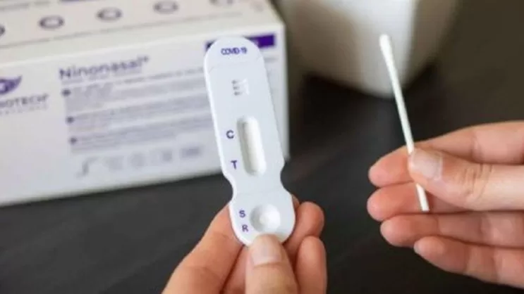 Autotest: el arte de probar, hacer girar el hisopo y lagrimear