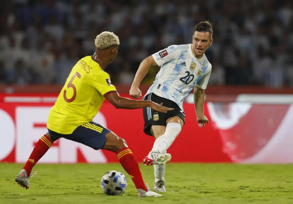 MOSTRÓ UN GRAN NIVEL. Giovani Lo Celso, que remata ante la marca de Wilmar Barrios, fue el conductor y una de las figuras del equipo de Lionel Scaloni.  