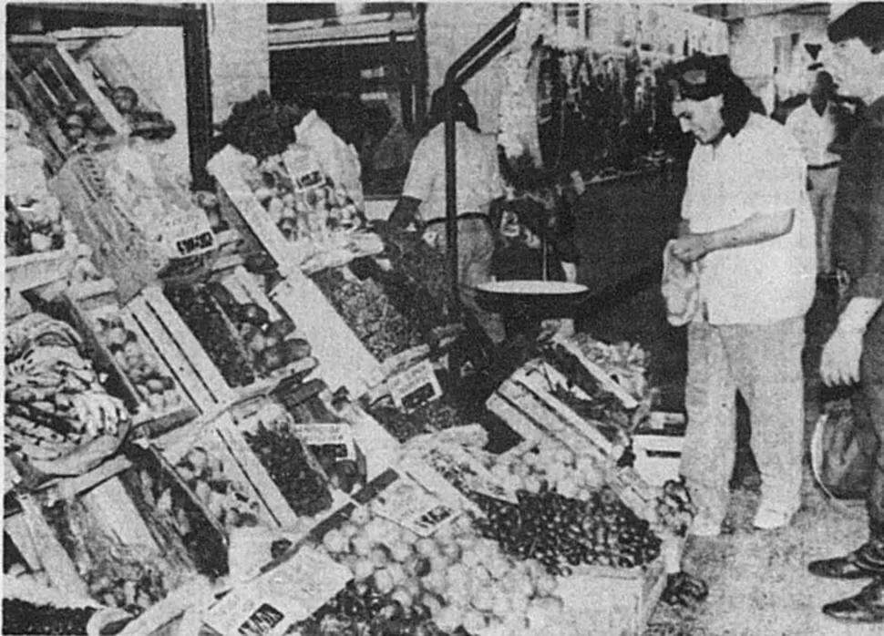 PROBLEMAS. Las verdulerías tuvieron que tirar cajones de frutas y verduras por la amenaza del mal. 