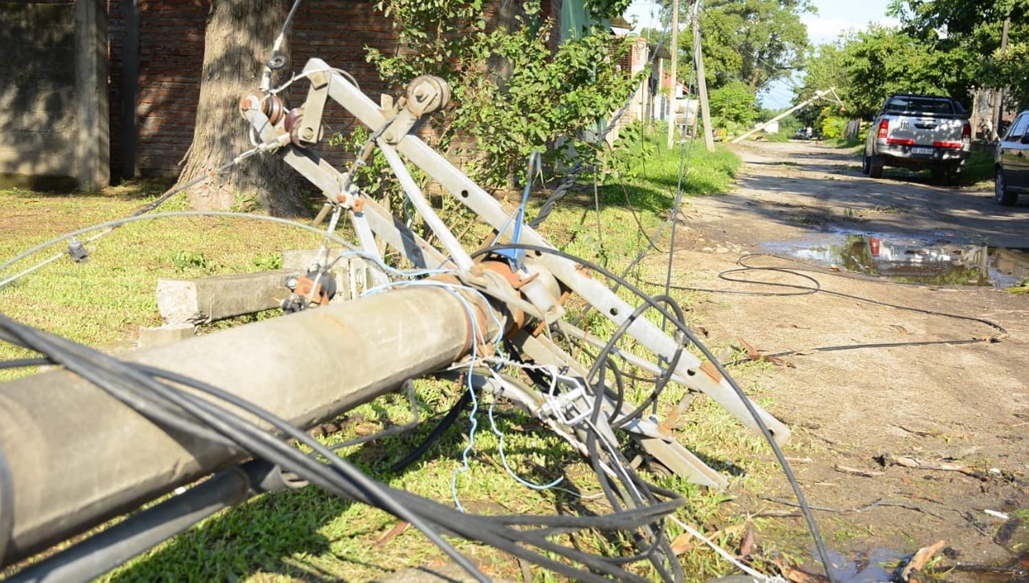 ALUMBRADO. Al menos una columna del suministro de energía eléctrica fue derribada por el viento.