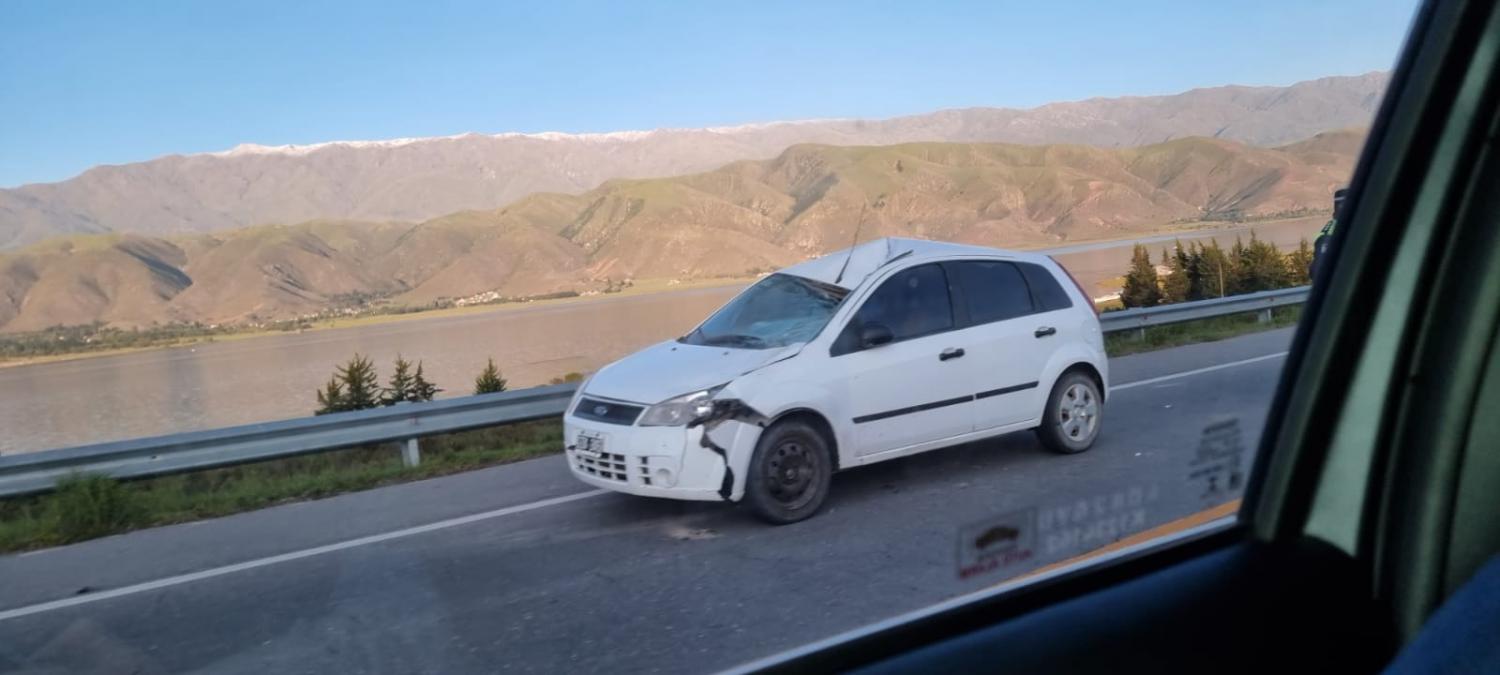 COLISIÓN. El automóvil quedó severamente dañado producto del choque.