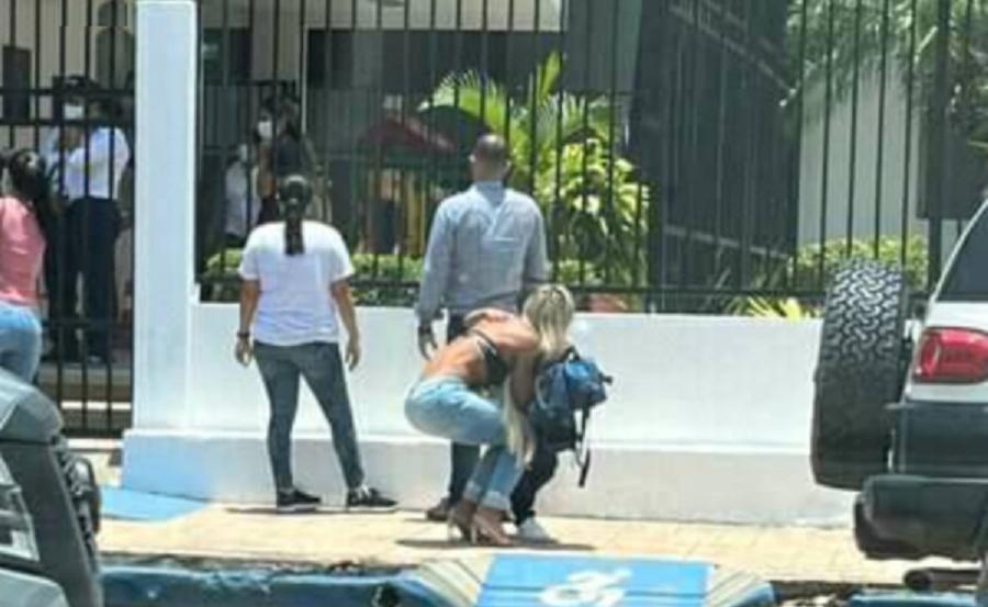 ASÍ FUE esta mamá a buscar a su hijo de 10 años. 