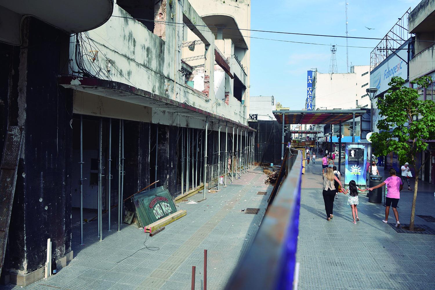 POR CALLE MENDOZA. La estructura estaba muy comprometida en Navidad, a causa de las lluvias, ya que el interior se ha filtrado.