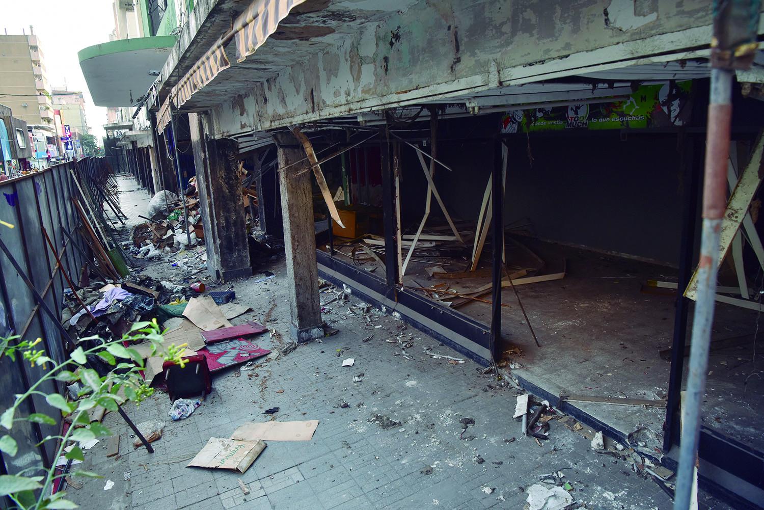 CERRADO Y ABANDONADO. Una fuente dice que se debieron poner unos 2.000 puntales de hierro para sostener las endebles paredes sobre un piso que tiene deformidades.