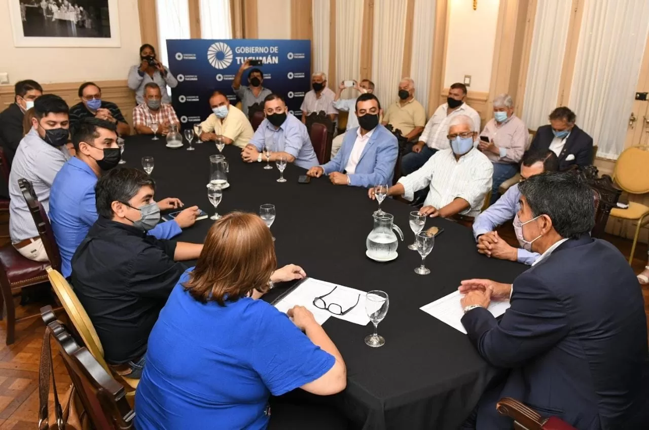 REUNIÓN DE FUNCIONARIOS. Acevedo coordinó la rueda de diálogo en la Casa de Gobierno. Foto: Prensa Gobernación