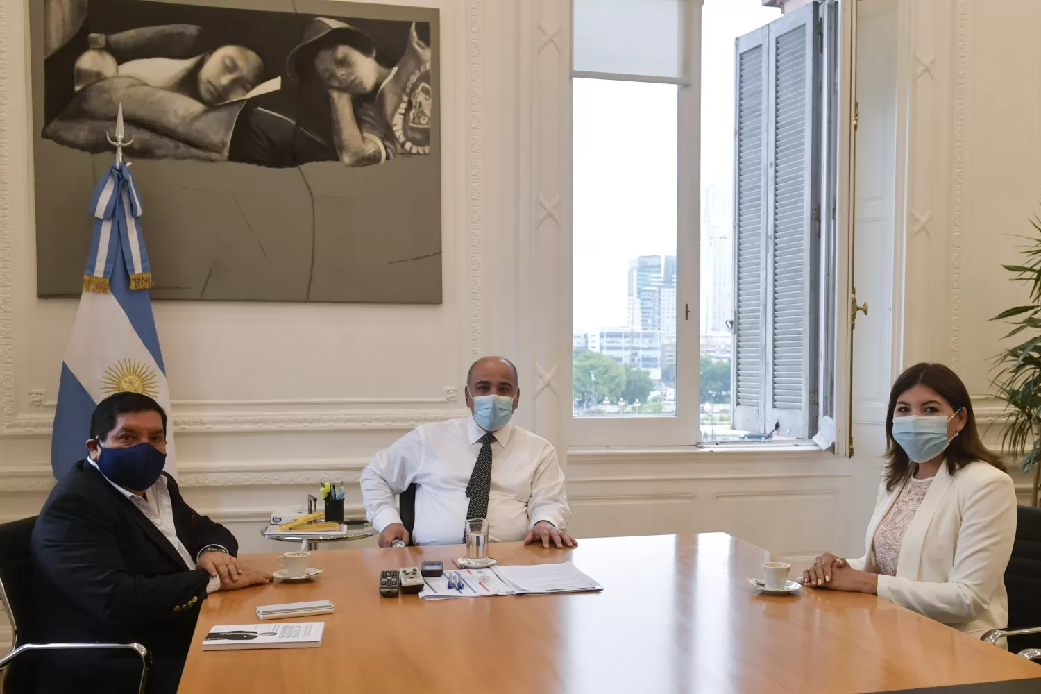 EN LA CASA ROSADA. Manzur, junto a Orellana y a Mendoza. foto: Twitter @JuanManzurOK