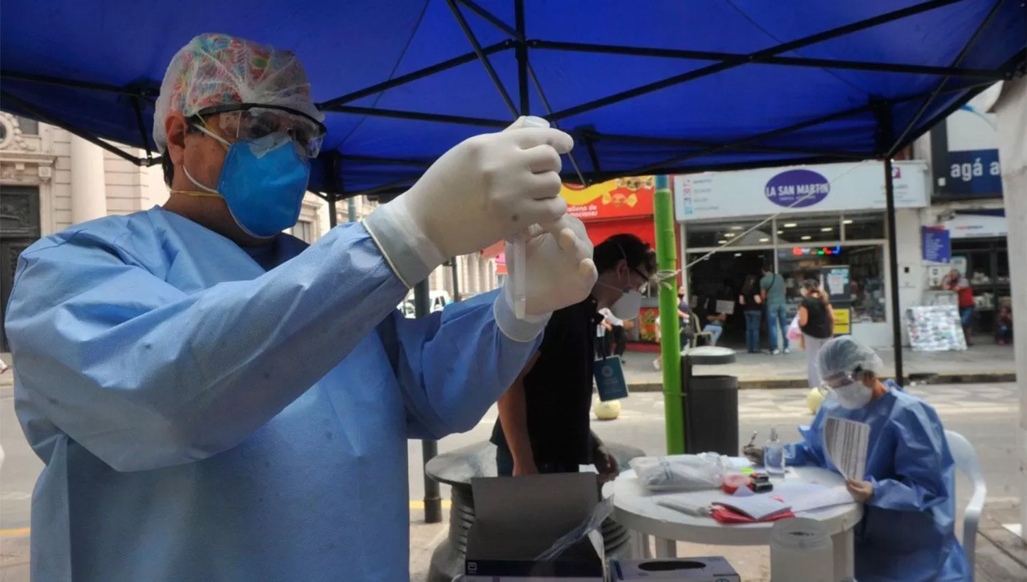 MENOS CASOS. La ola por ómicron en Argentina comenzó a retroceder, según números oficiales y al menos en las últimas dos semanas. LA GACETA