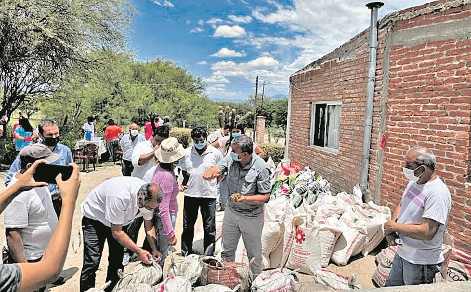 Autoridades de la Provincia asistieron a productores de Colalao del Valle