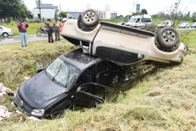 Una camioneta terminó arriba de otra en un accidente en Los Nogales