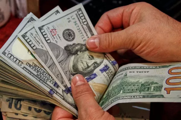 El dólar blue desciende y se negocia en $ 214 en la City tucumana