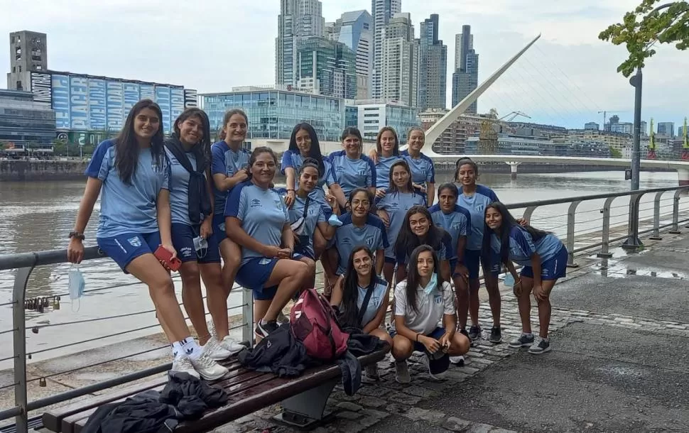 FELICES Y DESCONTRACTURADAS. Las chicas “decanas”, en la espera del duelo de esta tarde, pasearon por Puerto Madero. Hoy debutarán en la Copa Argentina. 