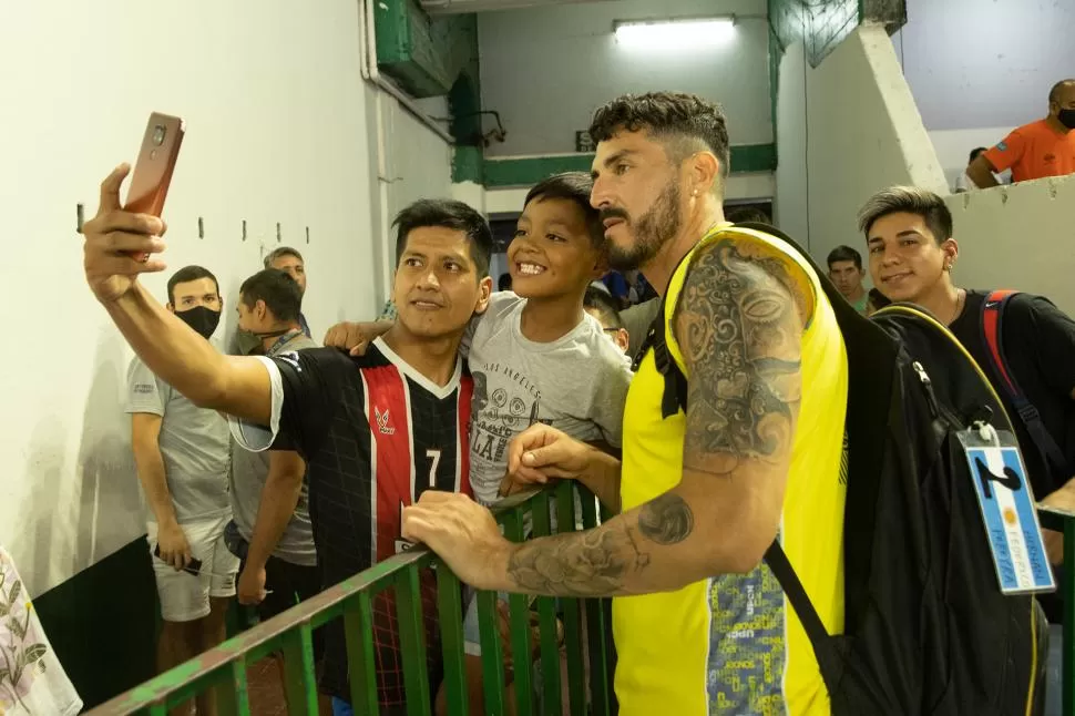 CON EL “OLÍMPICO”. Los asistentes del 2° tour de la Liga Argentina buscaban la foto con Federico Pereyra, de UPCN, el único jugador galardonado con el bronce olímpico que disputa el torneo nacional. Foto de Michelín Andujar 