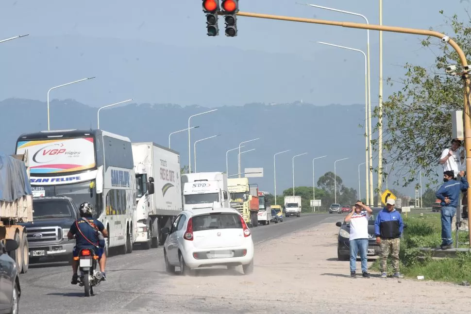 CUALQUIER LUGAR PARA CIRCULAR. Los automovilistas transitan por donde quieren, con mucha desidia. LA GACETA / FOTO DE Analía Jaramillo