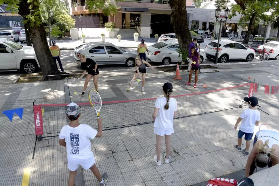 UNA GRAN INICIATIVA. Las tenistas se tomaron descanso del torneo que se disputa en Lawn Tennis Club y se llegaron hasta Plaza Urquiza para pasar un momento de distensión junto a los más pequeños.  