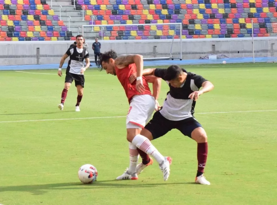 EL CAPITÁN. Al no jugar Diarte, Tino Costa se puso la cinta. Una vez más, el volante comandó los ataques de San Martín. Prensa @cacc_sde