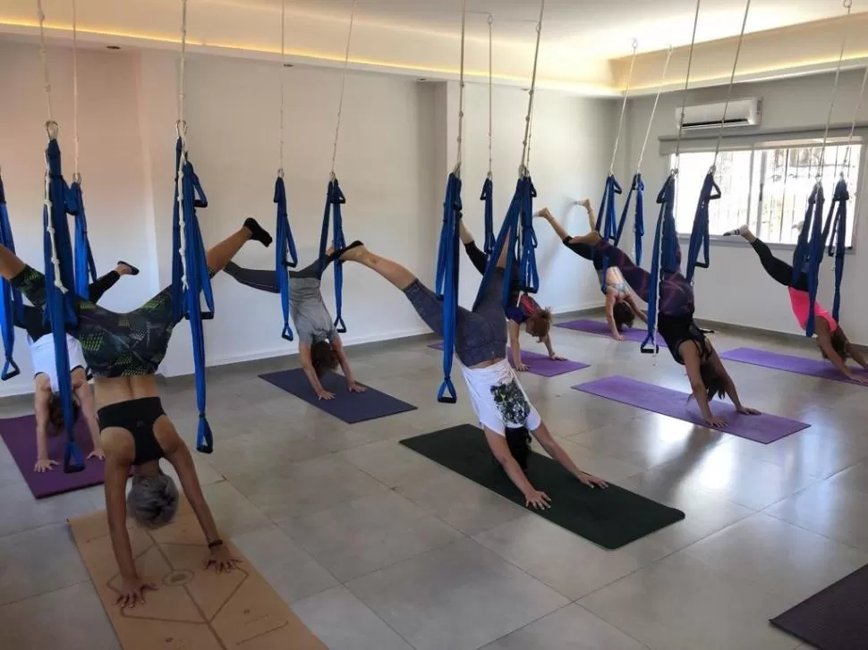 ESPALDA MÁS RELAJADA. Las asanas de inversión son las más sencillas de hacer en las hamacas y colaboran a descomprimir todas las vértebras. GENTILEZA Huilen Piorno - VALERIA PÉREZ MARTINO    