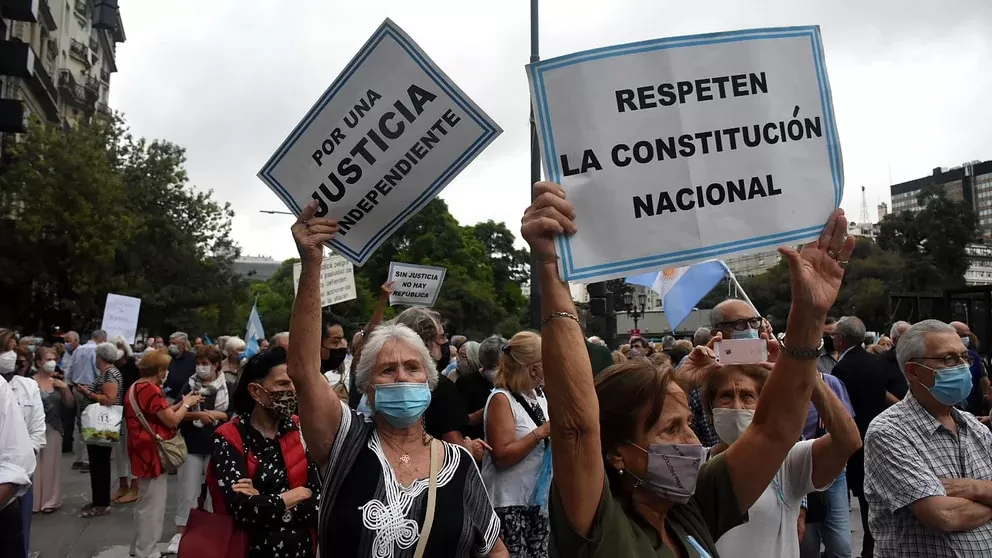 “LA CORTE NO SE TOCA”. Fue uno de los mensajes que plasmó la movilización que se realizó ayer frente al Palacio de Tribunales. 