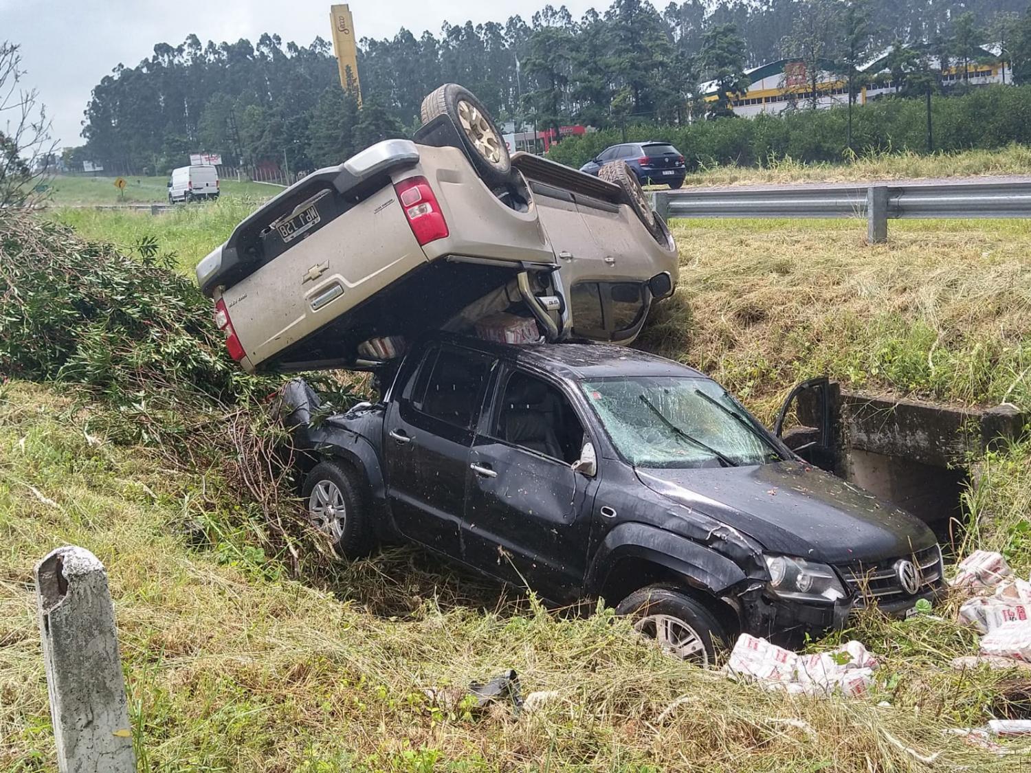 Una camioneta terminó arriba de otra en un accidente en Los Nogales