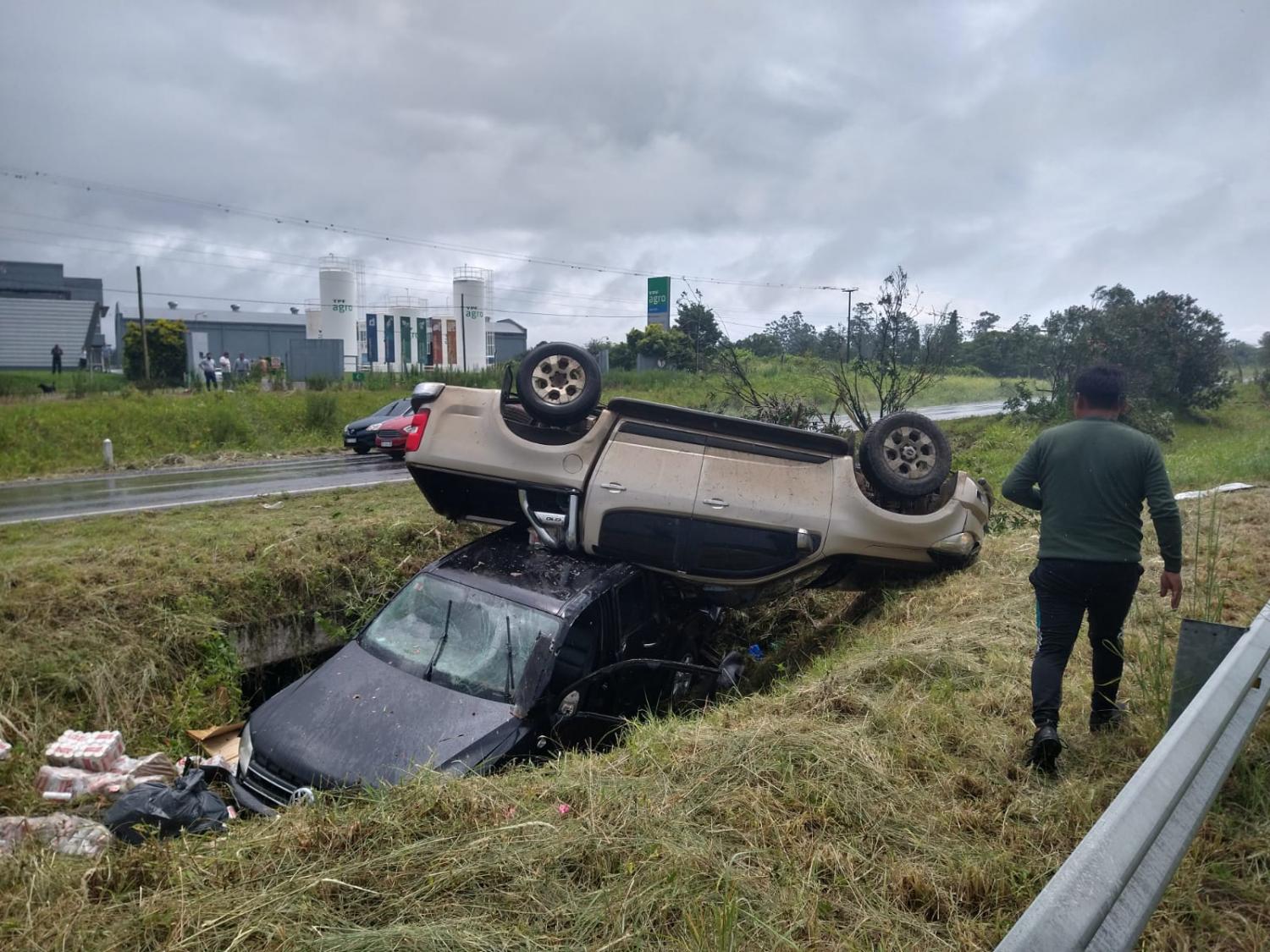 Una camioneta terminó arriba de otra en un accidente en Los Nogales