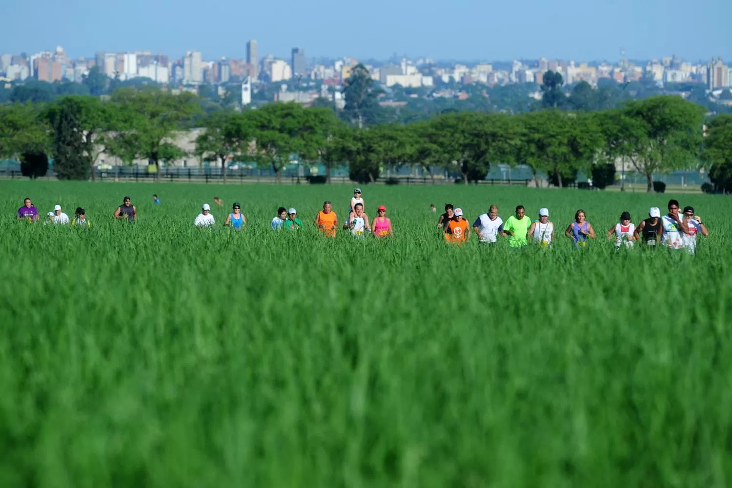 CAMINAR TODA LA VIDA REJUVENECE. Trotar de forma habitual permite que las personas mayores se muevan más fácilmente, lo que mejora su independencia. LA GACETA