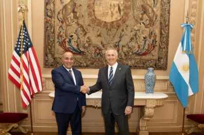 Visita sorpresiva de Manzur a la embajada de Estados Unidos